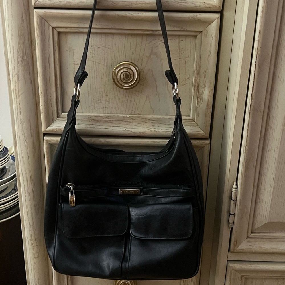 Sophisticated Black Leather Shoulder Bag with Timeless Design